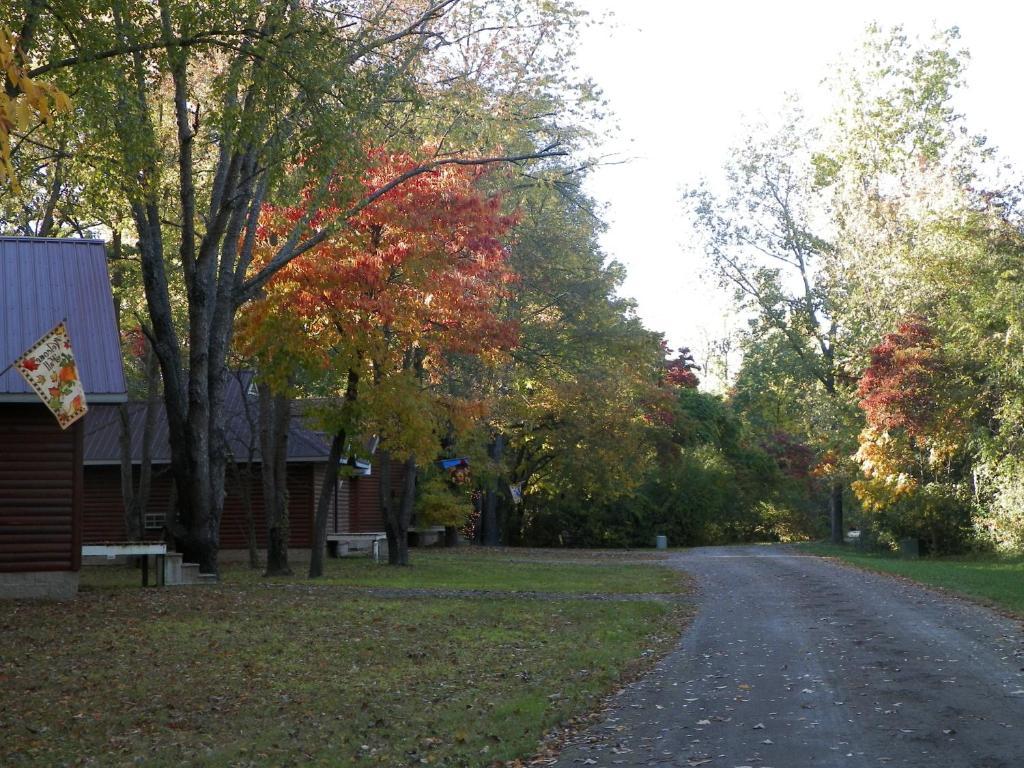 Serenity Springs - Michigan City Hotel Springfield ภายนอก รูปภาพ